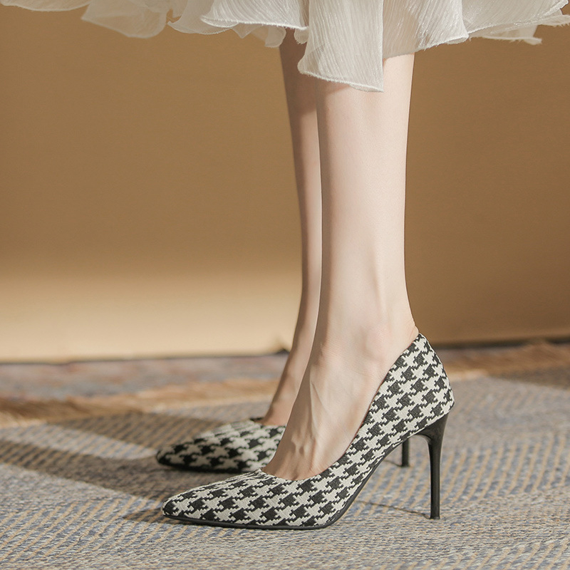 Високи токчета за жени с заострен нос, горна част микрофибър, височина на тока 6-8 см, подплата естествена кожа, тънък ток