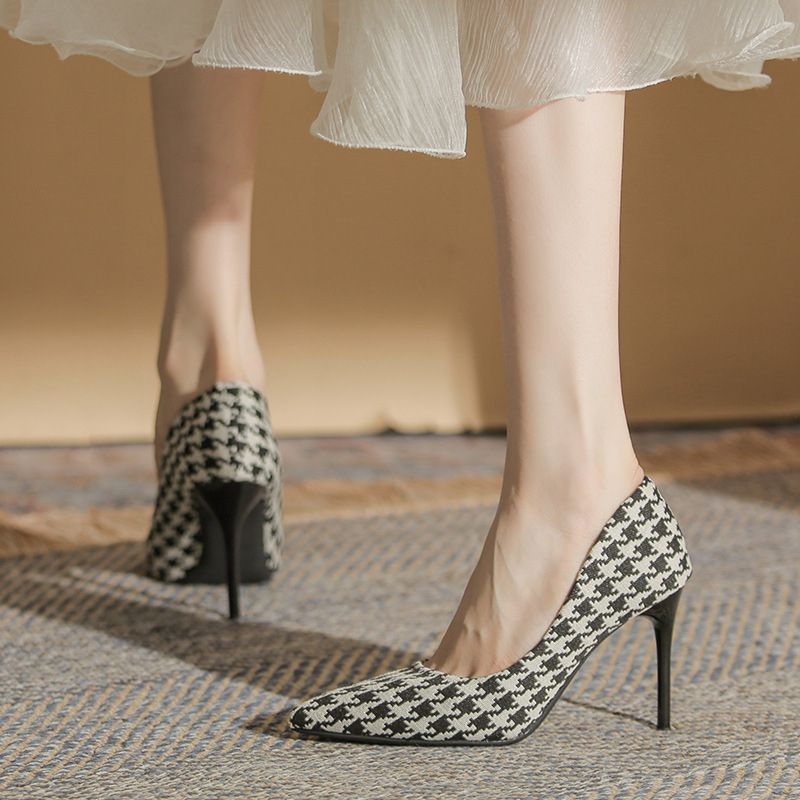 Високи токчета за жени с заострен нос, горна част микрофибър, височина на тока 6-8 см, подплата естествена кожа, тънък ток