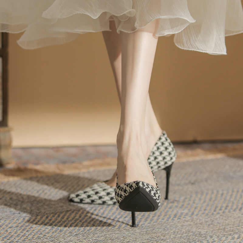 Високи токчета за жени с заострен нос, горна част микрофибър, височина на тока 6-8 см, подплата естествена кожа, тънък ток