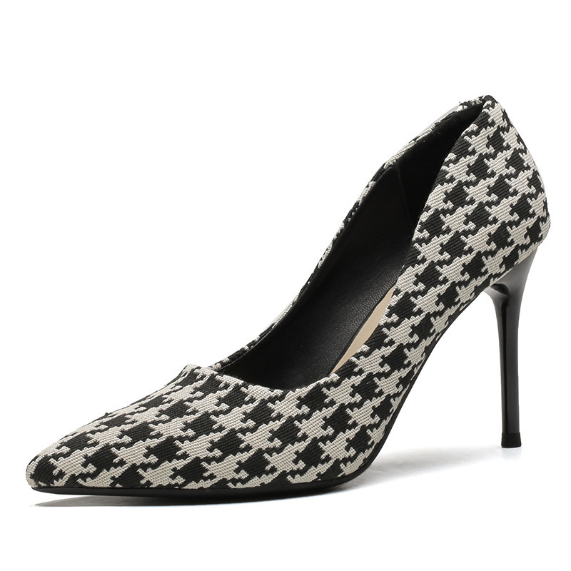 Високи токчета за жени с заострен нос, горна част микрофибър, височина на тока 6-8 см, подплата естествена кожа, тънък ток