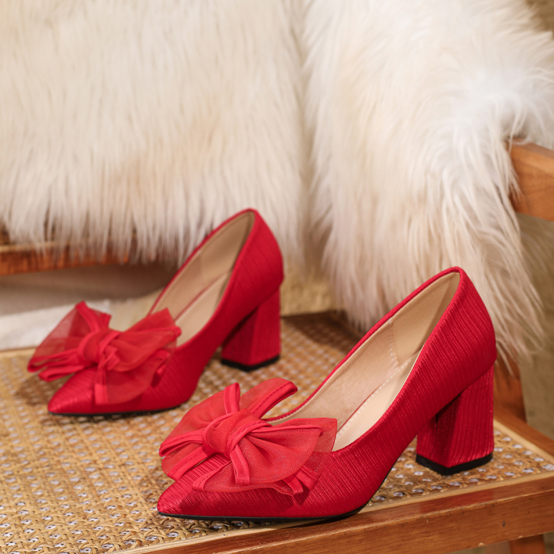 Naiste kõrge kontsaga kingad terava ninaga, võrgust ülaosaga, kummist tallaga, konts 6–8 cm