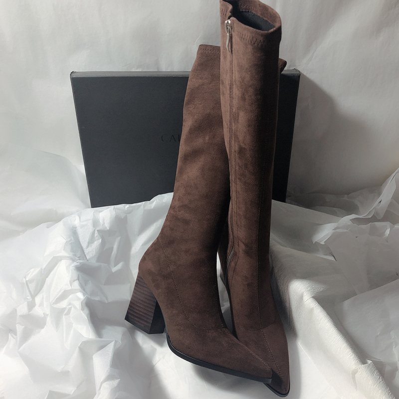 Rüütli saapad põlveni, külje tõmblukk, nubukust ülaosa, terav varvas, 3–5 cm konts