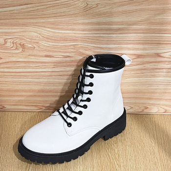 Täiskasvanutele mõeldud tassel-zābaki — pealne materjal sünteetiline nahk, sisetald nahk, ümmargune varvas, lame kanna, villane sisetald