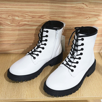 Täiskasvanutele mõeldud tassel-zābaki — pealne materjal sünteetiline nahk, sisetald nahk, ümmargune varvas, lame kanna, villane sisetald