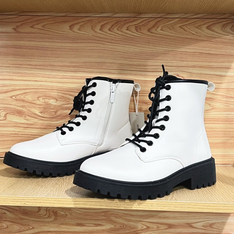 Täiskasvanutele mõeldud tassel-zābaki — pealne materjal sünteetiline nahk, sisetald nahk, ümmargune varvas, lame kanna, villane sisetald