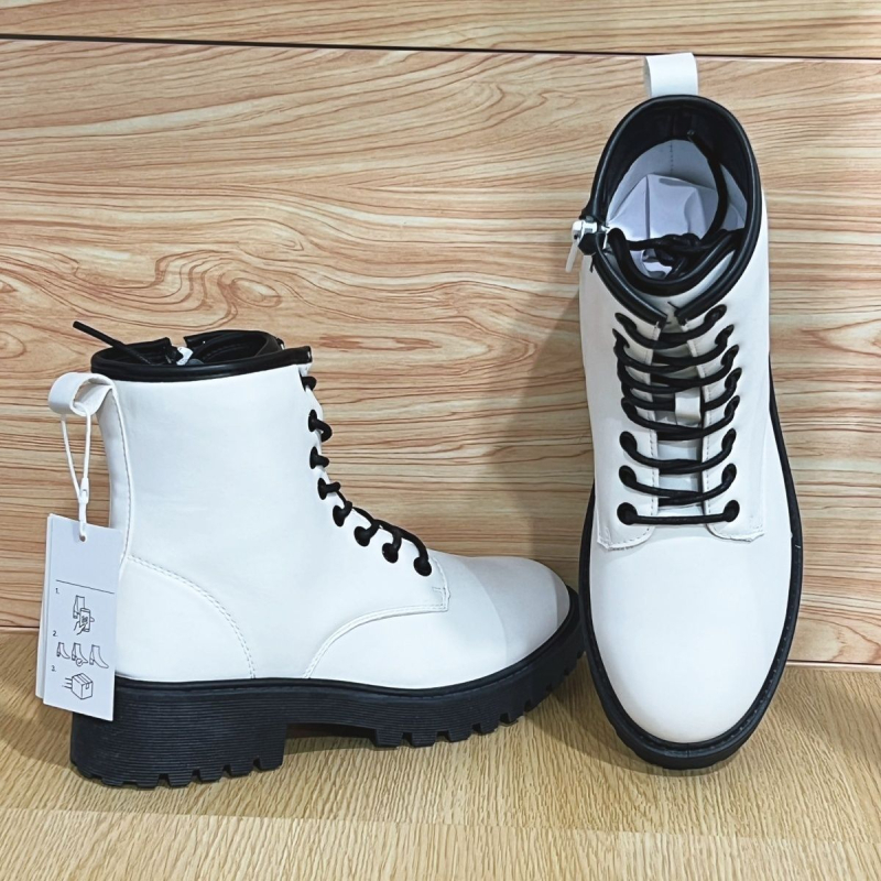 Täiskasvanutele mõeldud tassel-zābaki — pealne materjal sünteetiline nahk, sisetald nahk, ümmargune varvas, lame kanna, villane sisetald