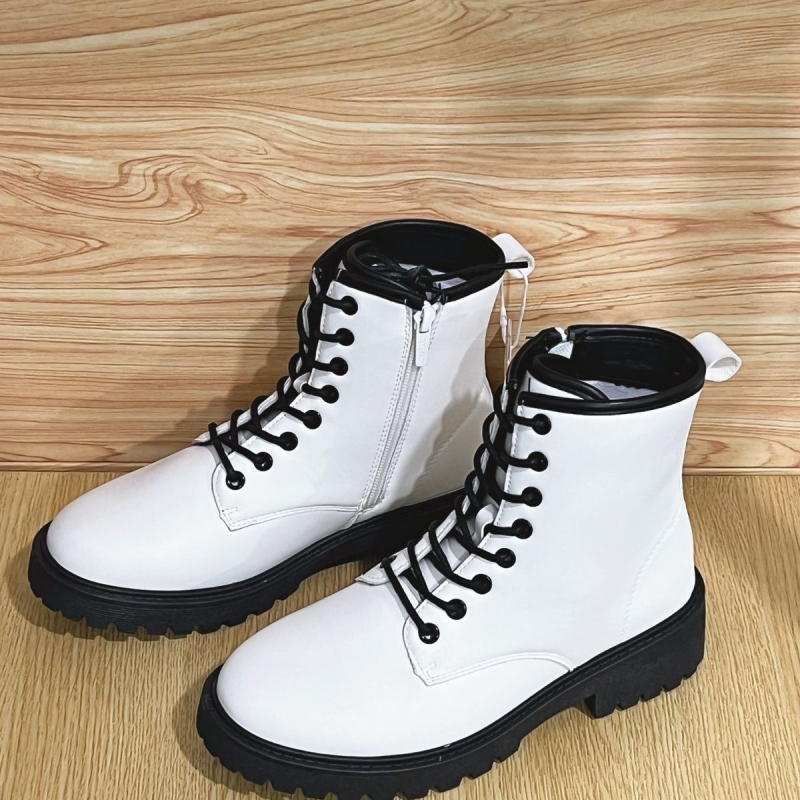 Täiskasvanutele mõeldud tassel-zābaki — pealne materjal sünteetiline nahk, sisetald nahk, ümmargune varvas, lame kanna, villane sisetald