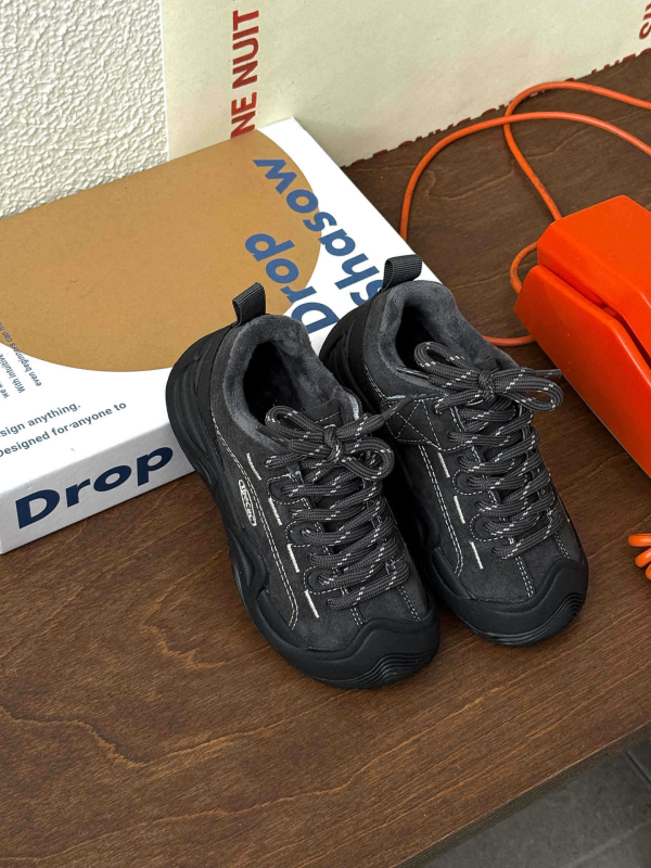 Детски маратонки с дебела подметка — горна част: кравешки велур; закопчаване: лепенка; подплата: флис; подметка: естествена гума с анти-хлъзгащо покритие; подходящи за есен и зима