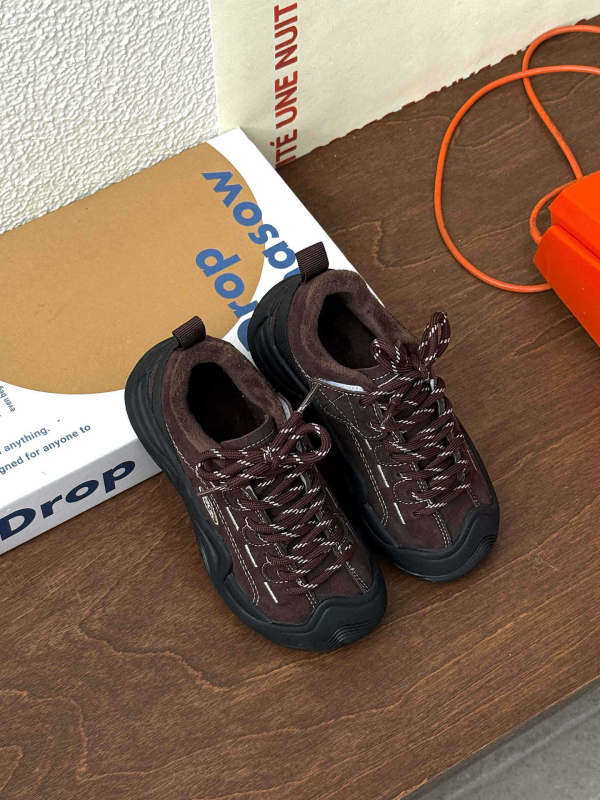 Детски маратонки с дебела подметка — горна част: кравешки велур; закопчаване: лепенка; подплата: флис; подметка: естествена гума с анти-хлъзгащо покритие; подходящи за есен и зима