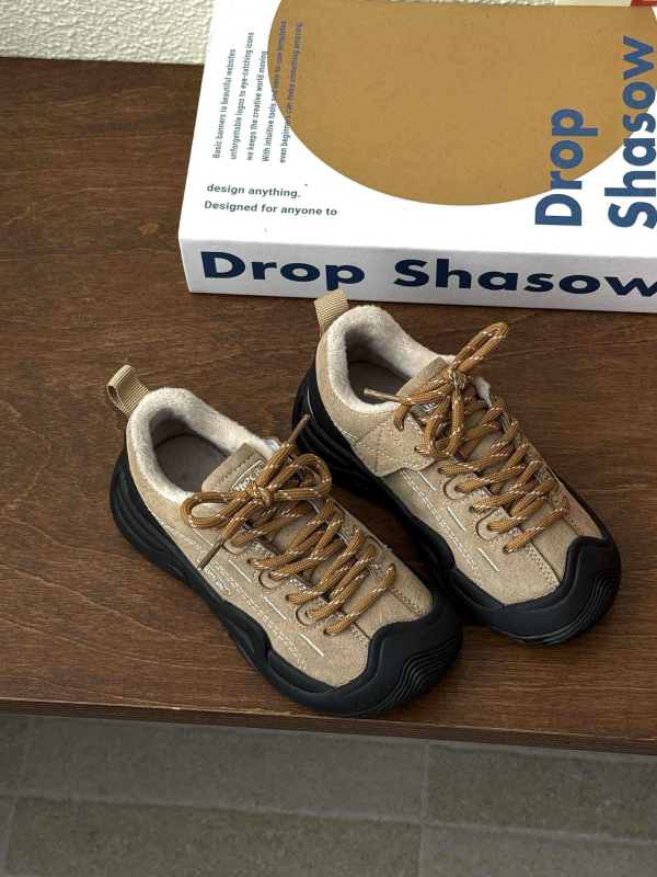 Детски маратонки с дебела подметка — горна част: кравешки велур; закопчаване: лепенка; подплата: флис; подметка: естествена гума с анти-хлъзгащо покритие; подходящи за есен и зима