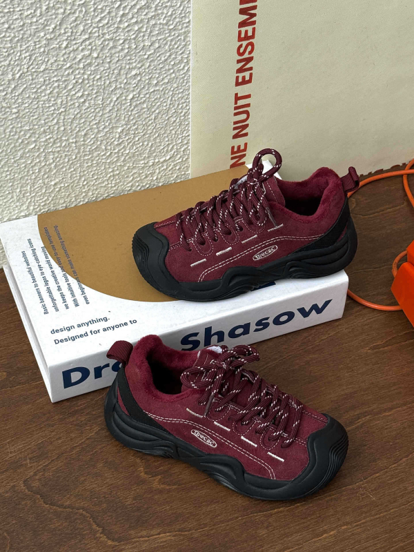 Детски маратонки с дебела подметка — горна част: кравешки велур; закопчаване: лепенка; подплата: флис; подметка: естествена гума с анти-хлъзгащо покритие; подходящи за есен и зима