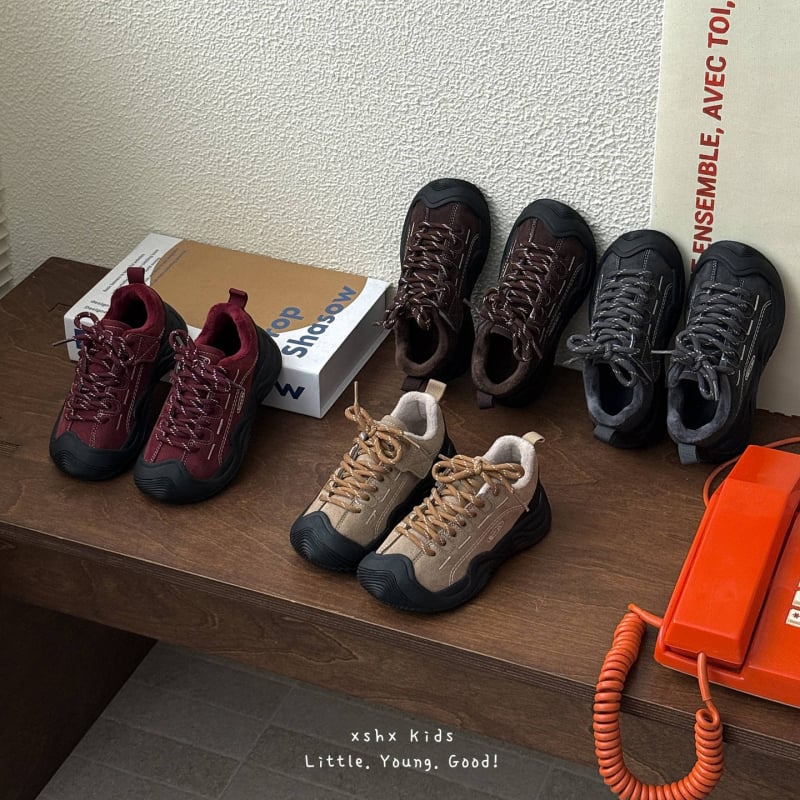 Детски маратонки с дебела подметка — горна част: кравешки велур; закопчаване: лепенка; подплата: флис; подметка: естествена гума с анти-хлъзгащо покритие; подходящи за есен и зима