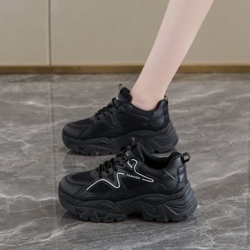 Дамски chunky dad sneakers с PU горна част, 3–5 см повишение на височината, връзки, гумена подметка с инжекционно формована технология.