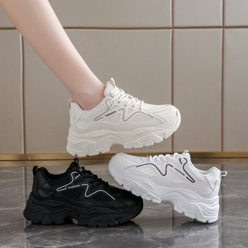 Дамски chunky dad sneakers с PU горна част, 3–5 см повишение на височината, връзки, гумена подметка с инжекционно формована технология.