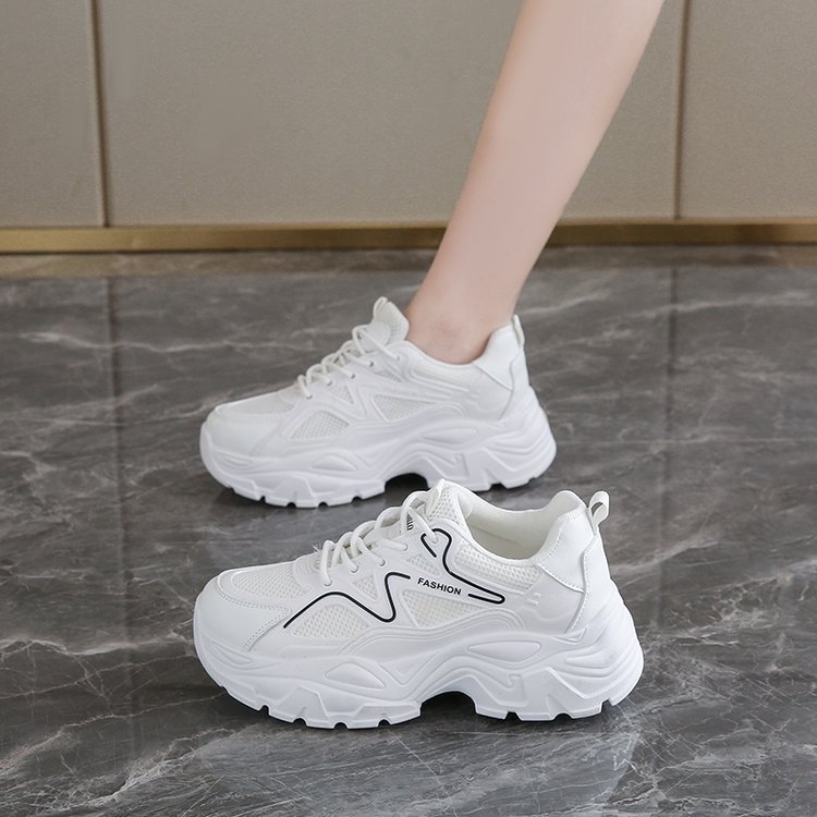 Дамски chunky dad sneakers с PU горна част, 3–5 см повишение на височината, връзки, гумена подметка с инжекционно формована технология.