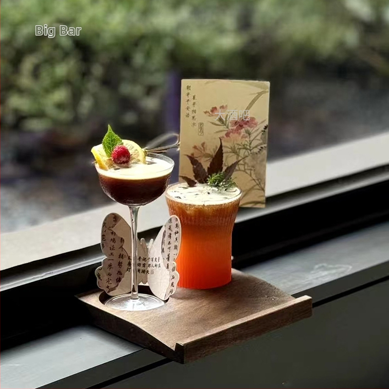 Sada šálok na kávu so zásobníkom zo masívneho dreva a potlačeným logom | jednoduchý štýl, uvedené 2023