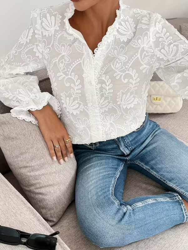 Särk pitsimustriga, polüesterkangas, peamise kanga sisaldus 95% ja rohkem, kapuutsiga krae, laiendatud varrukad