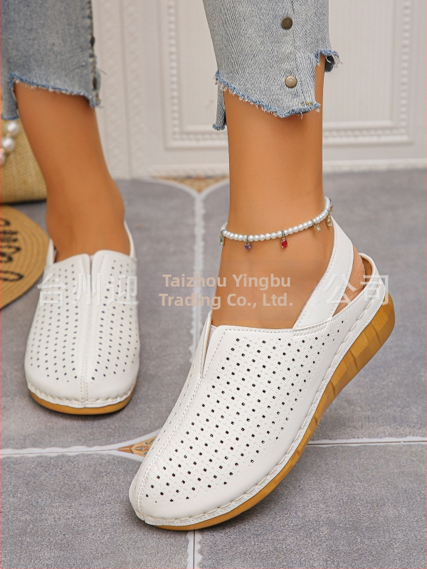 Sandales ar vienu siksnu, bieza PU zole, augšdaļa no sintētiskas ādas, priekšējā aizdare ar auklu, brīvā laika stils