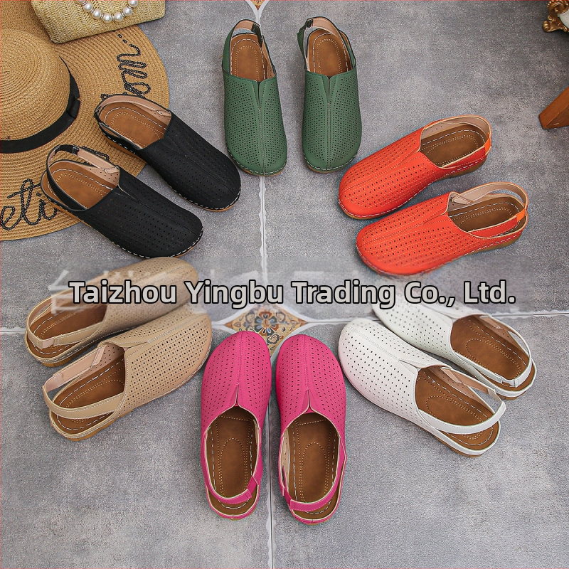 Sandales ar vienu siksnu, bieza PU zole, augšdaļa no sintētiskas ādas, priekšējā aizdare ar auklu, brīvā laika stils