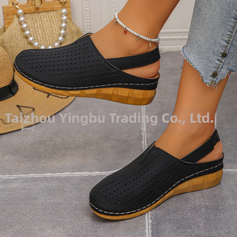 Sandales ar vienu siksnu, bieza PU zole, augšdaļa no sintētiskas ādas, priekšējā aizdare ar auklu, brīvā laika stils