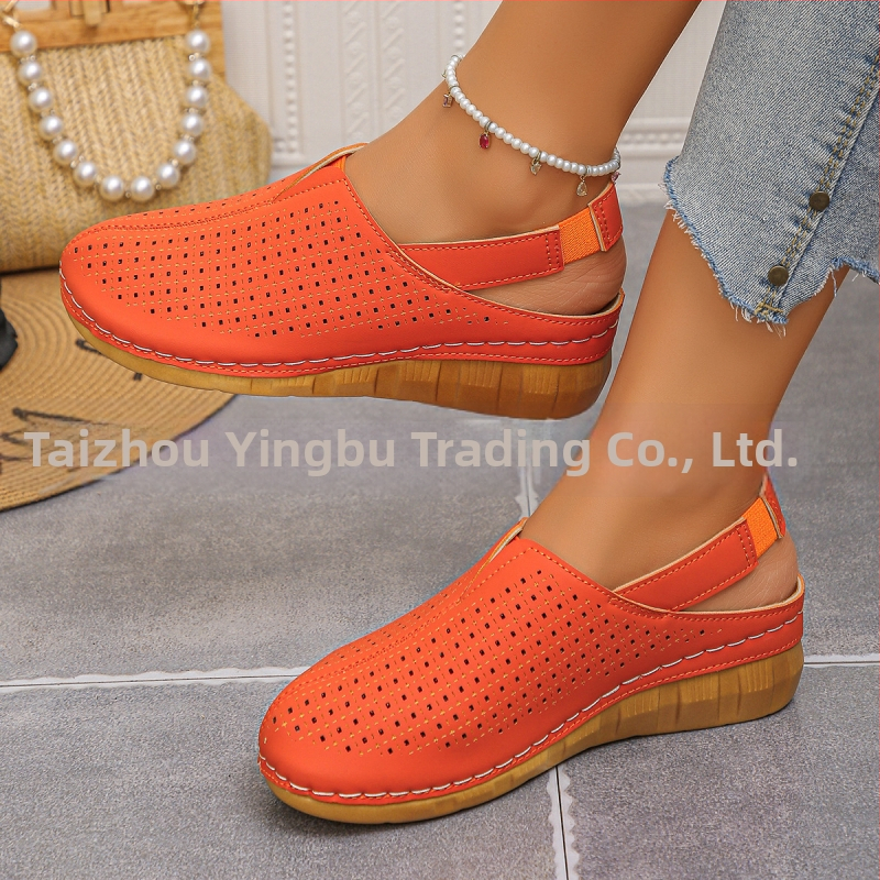 Sandales ar vienu siksnu, bieza PU zole, augšdaļa no sintētiskas ādas, priekšējā aizdare ar auklu, brīvā laika stils