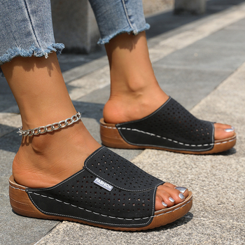 Дамски сандали на клин с прорези и форма на рибешка уста, PU горна част, гумена подметка