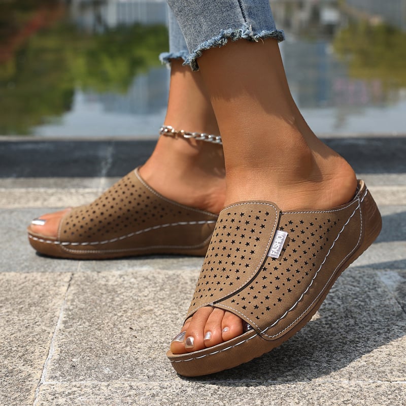 Дамски сандали на клин с прорези и форма на рибешка уста, PU горна част, гумена подметка