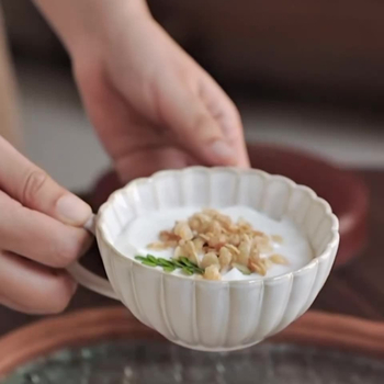 Комплект чаши за кафе и чинийка с листен патерн, керамика с подглазурна глазура, подходящ за латe арт, стил лукс ретро, възможност за персонализация