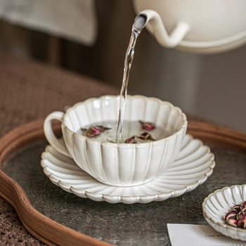 Комплект чаши за кафе и чинийка с листен патерн, керамика с подглазурна глазура, подходящ за латe арт, стил лукс ретро, възможност за персонализация