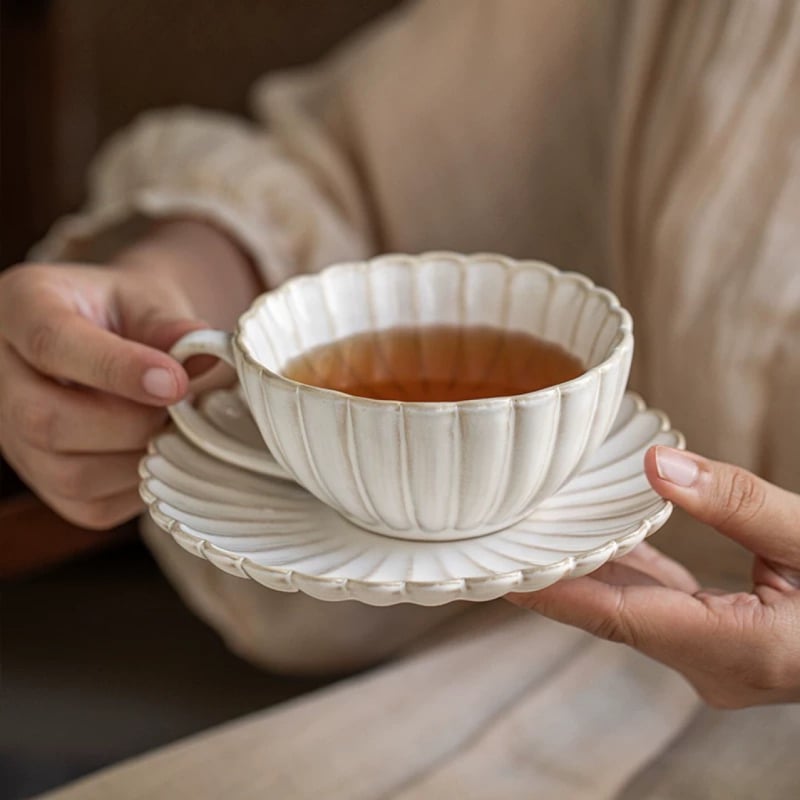 Комплект чаши за кафе и чинийка с листен патерн, керамика с подглазурна глазура, подходящ за латe арт, стил лукс ретро, възможност за персонализация