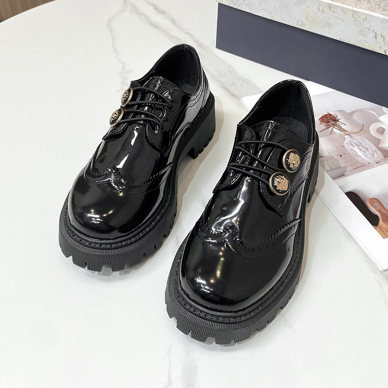 Hepburn stila loaferi ar bieza papēža un izgravētu metāla sprādzi, PU augšdaļa, apaļš purns, slip-on, zems augšējais profils, rudens 2025