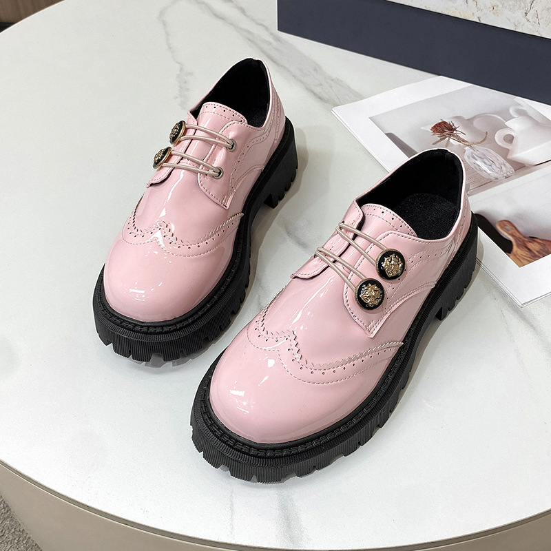 Hepburn stila loaferi ar bieza papēža un izgravētu metāla sprādzi, PU augšdaļa, apaļš purns, slip-on, zems augšējais profils, rudens 2025