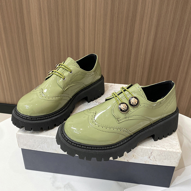 Hepburn stila loaferi ar bieza papēža un izgravētu metāla sprādzi, PU augšdaļa, apaļš purns, slip-on, zems augšējais profils, rudens 2025