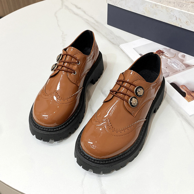 Hepburn stila loaferi ar bieza papēža un izgravētu metāla sprādzi, PU augšdaļa, apaļš purns, slip-on, zems augšējais profils, rudens 2025