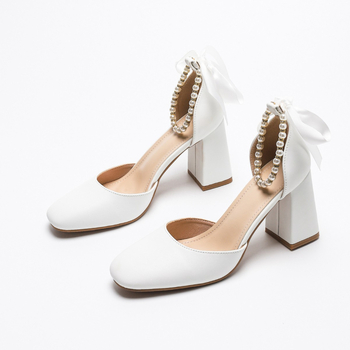 Сандали с една презрамка, кръгла носка, дизайн с прорези, дебел ток 6–8 cm, горна част от изкуствена кожа, гумена подметка