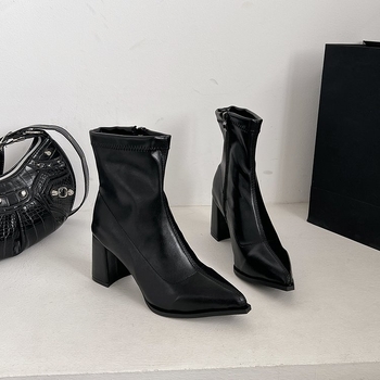 Дамски ботуши Мартин: остър нос, дебел ток, височина на тока 3–5 cm, цип отзад, PU горна част