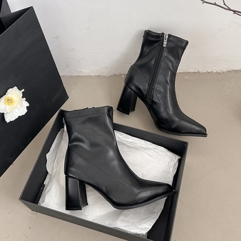 Дамски ботуши Мартин: остър нос, дебел ток, височина на тока 3–5 cm, цип отзад, PU горна част