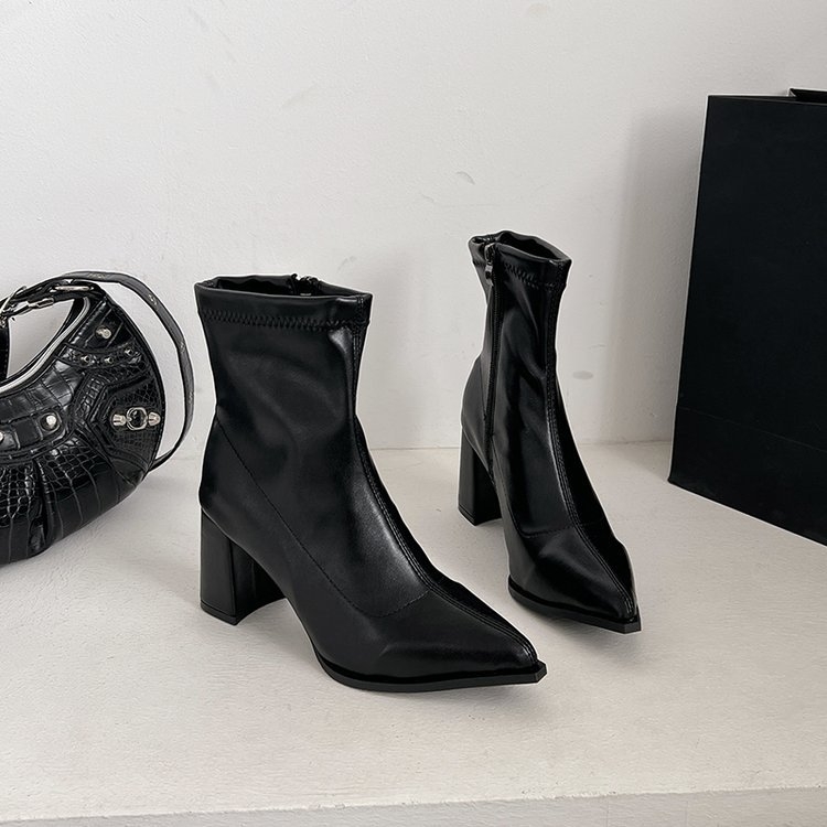 Дамски ботуши Мартин: остър нос, дебел ток, височина на тока 3–5 cm, цип отзад, PU горна част