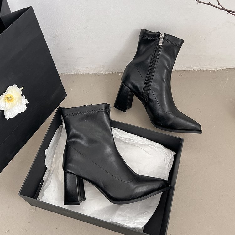 Дамски ботуши Мартин: остър нос, дебел ток, височина на тока 3–5 cm, цип отзад, PU горна част