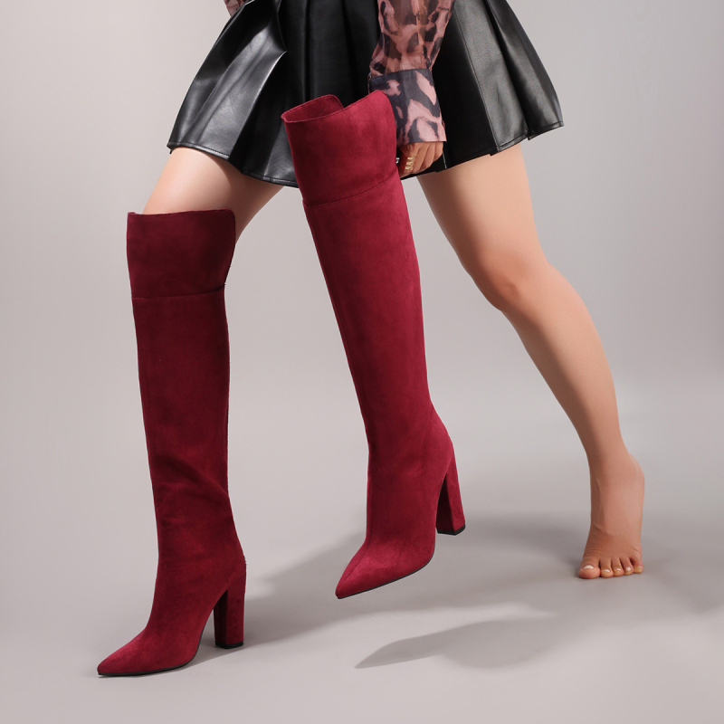 Cizme peste genunchi din velur, vârf ascuțit, toc gros (>8 cm), fermoar dorsal – modă de iarnă