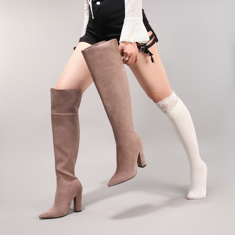 Cizme peste genunchi din velur, vârf ascuțit, toc gros (>8 cm), fermoar dorsal – modă de iarnă