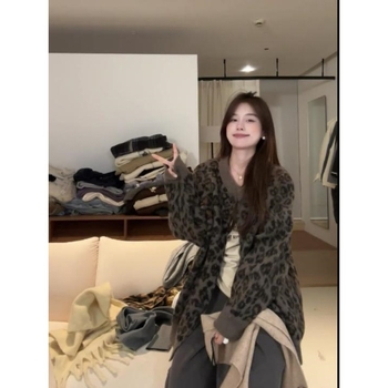 Плетен кардиган с леопардов принт, V-образно деколте, падащи рамене, овча вълна, зима 2024