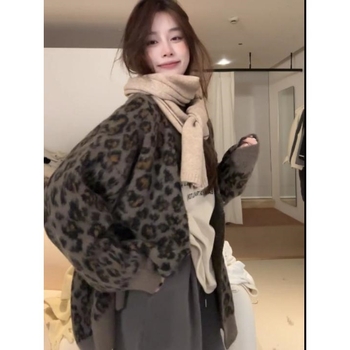 Плетен кардиган с леопардов принт, V-образно деколте, падащи рамене, овча вълна, зима 2024