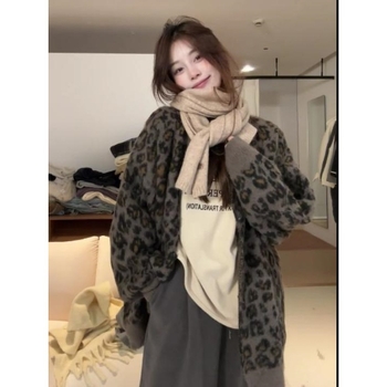 Плетен кардиган с леопардов принт, V-образно деколте, падащи рамене, овча вълна, зима 2024