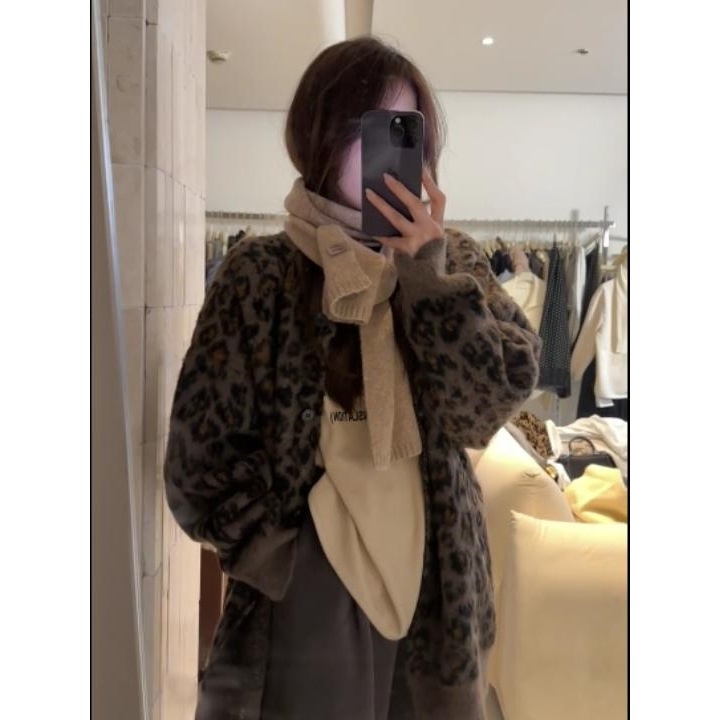 Плетен кардиган с леопардов принт, V-образно деколте, падащи рамене, овча вълна, зима 2024