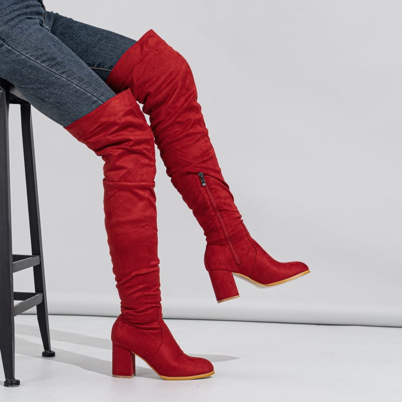 Женски замшеви ботуши до коляното със дебел ток 6–8 см, страничен цип, кръгъл нос, горна част над коляното