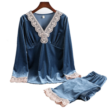 Pižama - auksinio veliūro, 95% poliesteris, V kaklas, ilgomis rankovėmis, 2 dalių komplektas