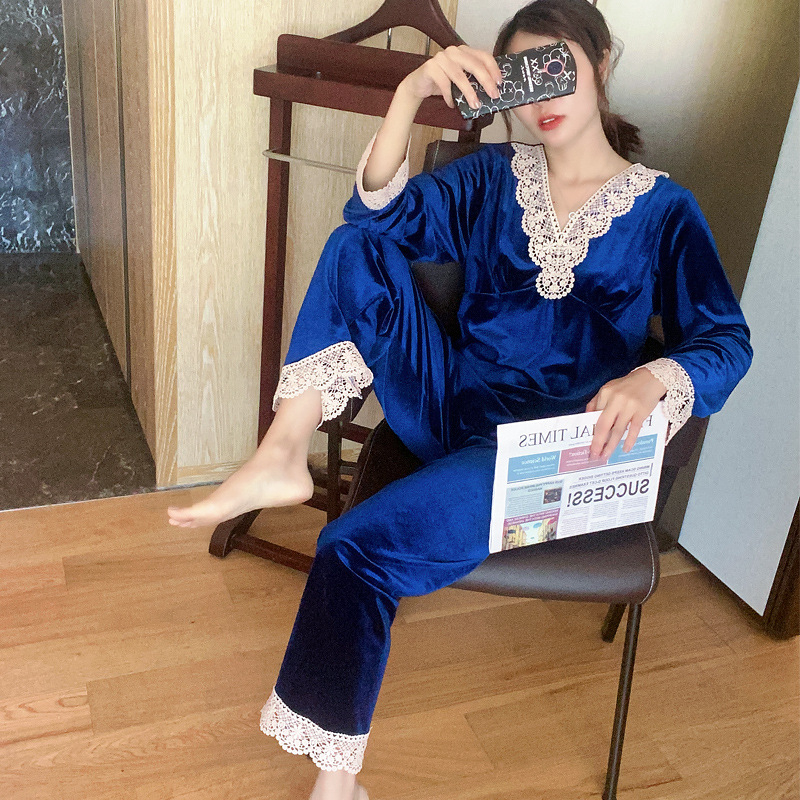 Pižama - auksinio veliūro, 95% poliesteris, V kaklas, ilgomis rankovėmis, 2 dalių komplektas