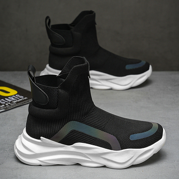 Férfiak számára készült sportos, hétköznapi cipő hálós felsőrésszel, vastag gumitalppal, injektált talp-technológiával, fűzővel zárható, alacsony bokaszár.