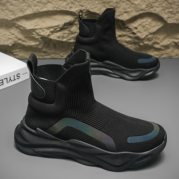 Férfiak számára készült sportos, hétköznapi cipő hálós felsőrésszel, vastag gumitalppal, injektált talp-technológiával, fűzővel zárható, alacsony bokaszár.